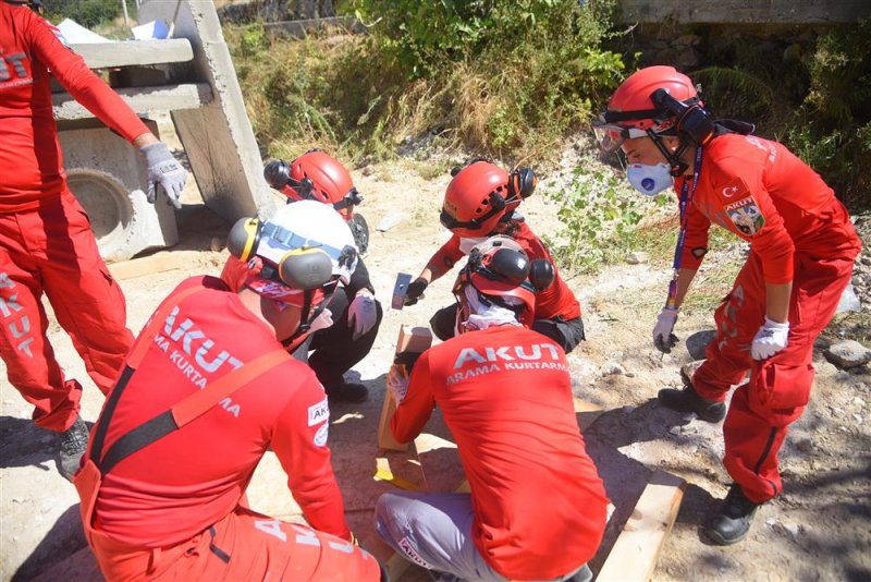 Akut, alanya belediyesi işbirliği ile türkiye genelindeki depremlere alanya’da hazırlanıyor