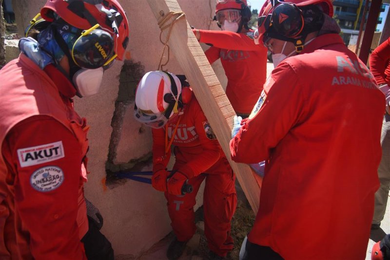 Akut, alanya belediyesi işbirliği ile türkiye genelindeki depremlere alanya’da hazırlanıyor