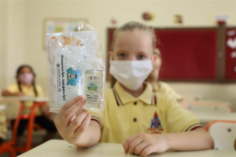 Alanya belediyesi 12 bin dezenfeksiyon kitini okullarda öğrencilere ulaştırıyor