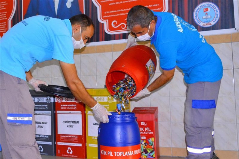 Alanya belediyesi okullarda atık pil toplama kampanyasına devam ediyor