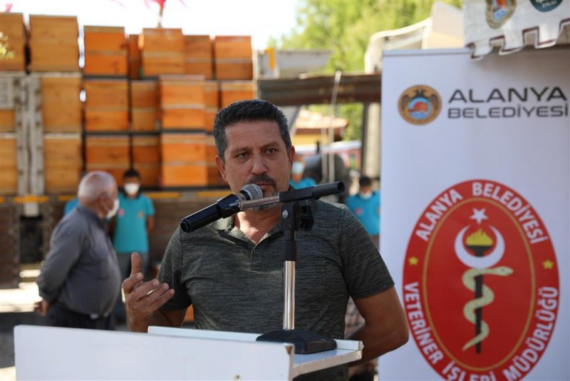 Alanya belediyesi yangın afetinde kovanları zarar gören 23 arıcıya ücretsiz 350 arı kovanı dağıttı