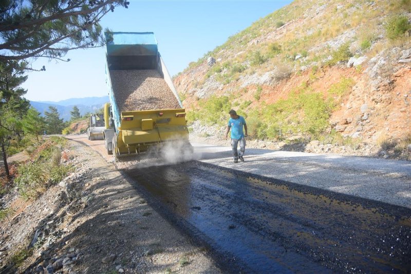 Alanya belediyesi koşdavut yolu’nu asfaltlıyor