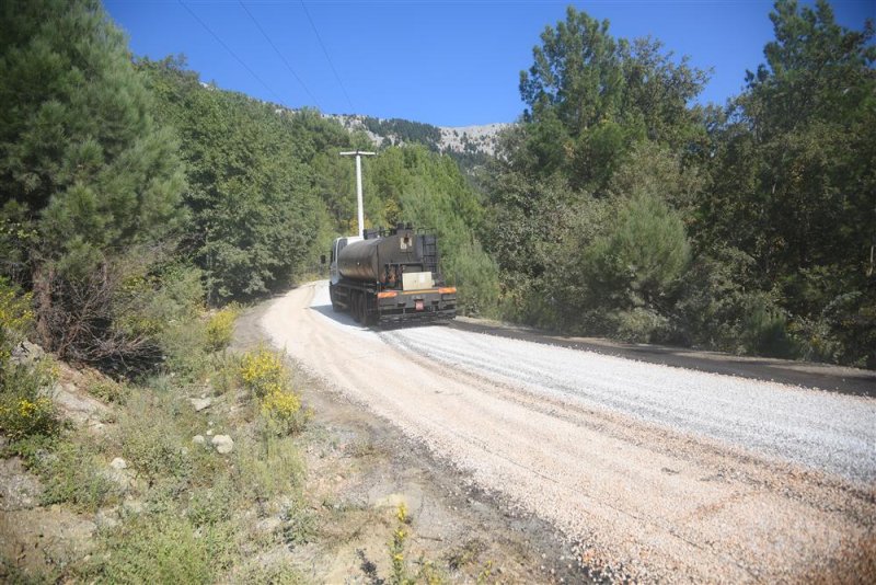 Alanya belediyesi koşdavut yolu’nu asfaltlıyor