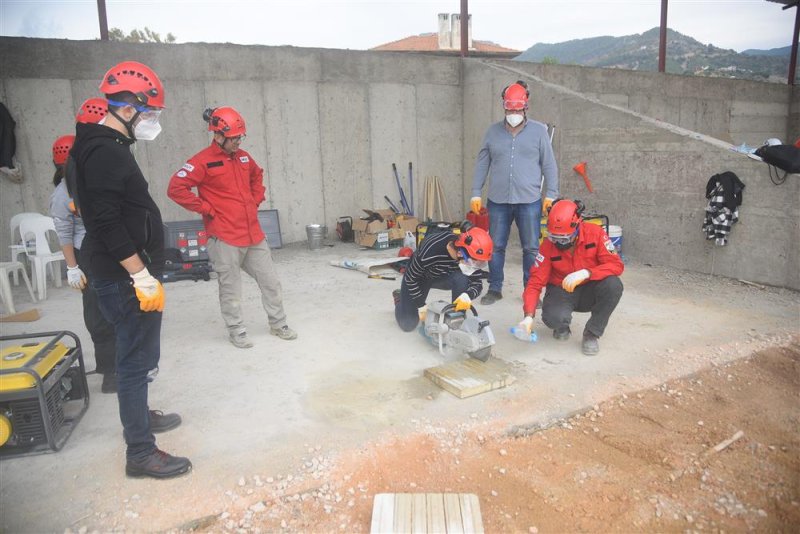 Akut, alanya’da inşaat mühendislerine depremde müdahale eğitimi verdi