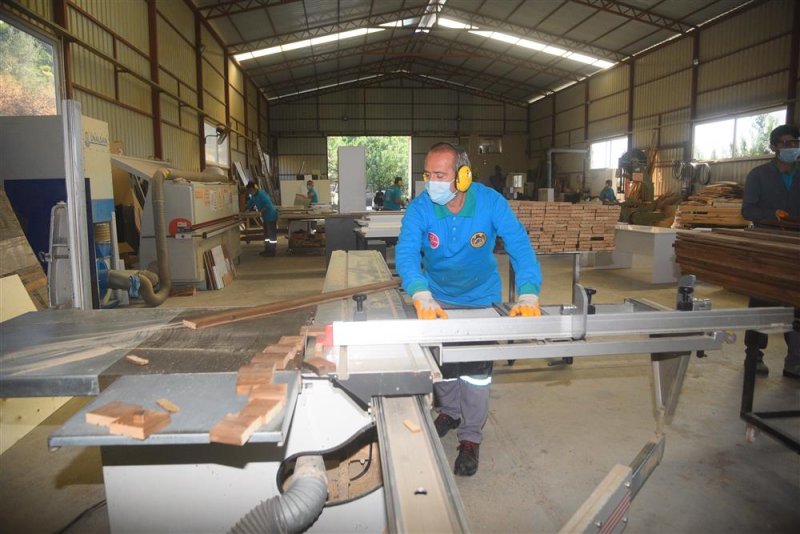 Alanya belediyesi marangozhanesi fabrika gibi çalışıyor