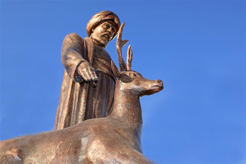 Alanya’nın fethinin 800. yılında kaygusuz abdal heykeli hacet meydanına yerleştirildi
