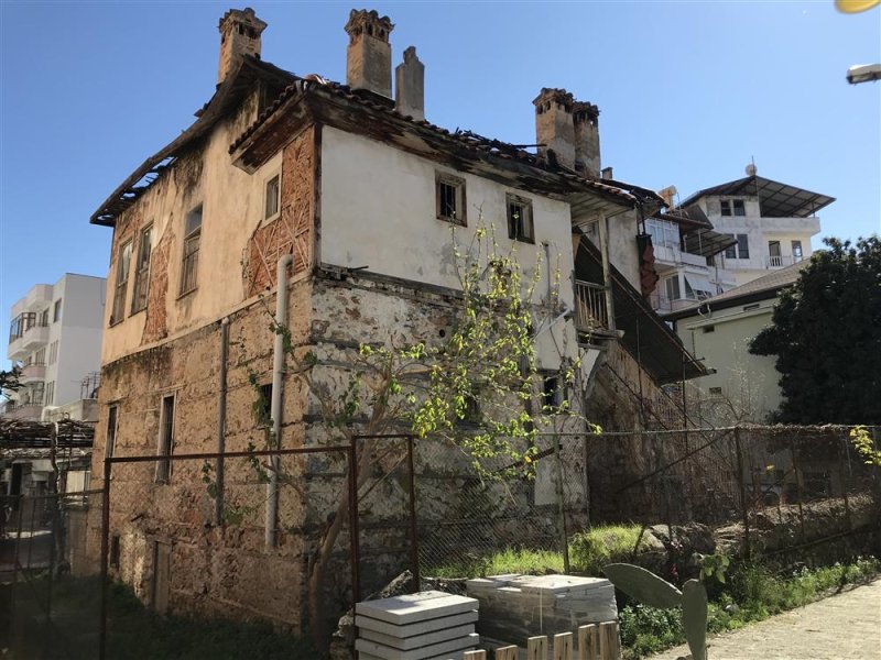 Alanya belediyesi tarihe meydan okuyan evleri restore etmeye devam ediyor