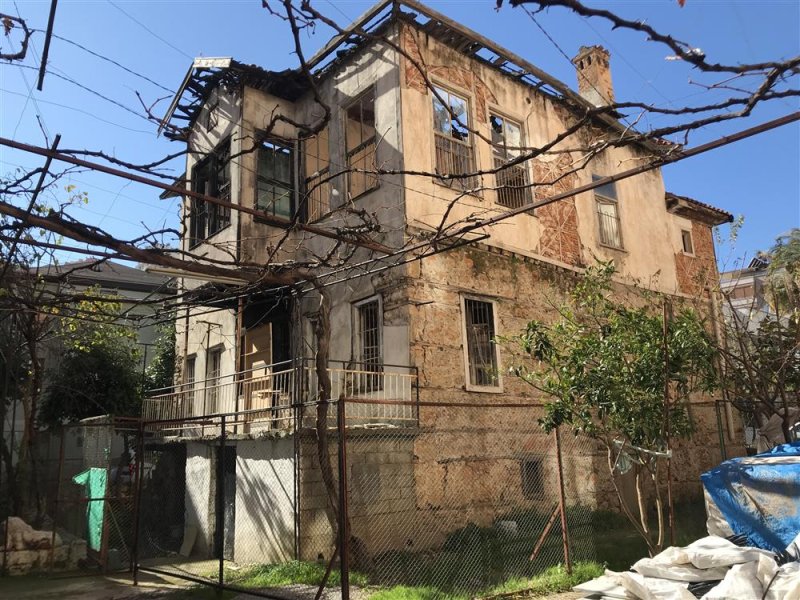 Alanya belediyesi tarihe meydan okuyan evleri restore etmeye devam ediyor