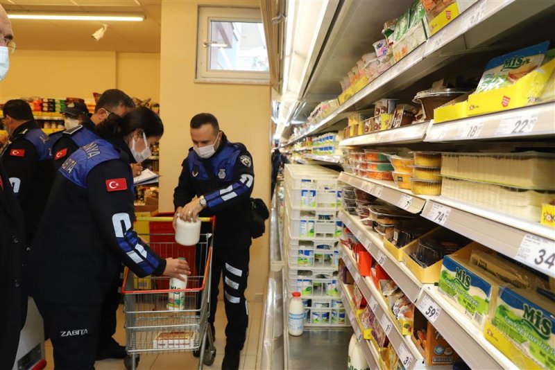 Alanya belediyesi zabıta ekipleri marketlerde etiket ve hijyen denetimi yaptı