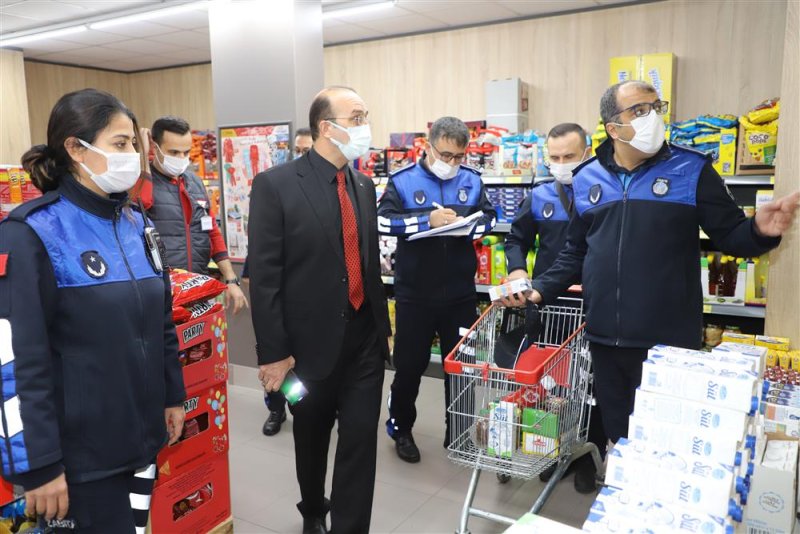 Alanya belediyesi zabıta ekipleri marketlerde etiket ve hijyen denetimi yaptı