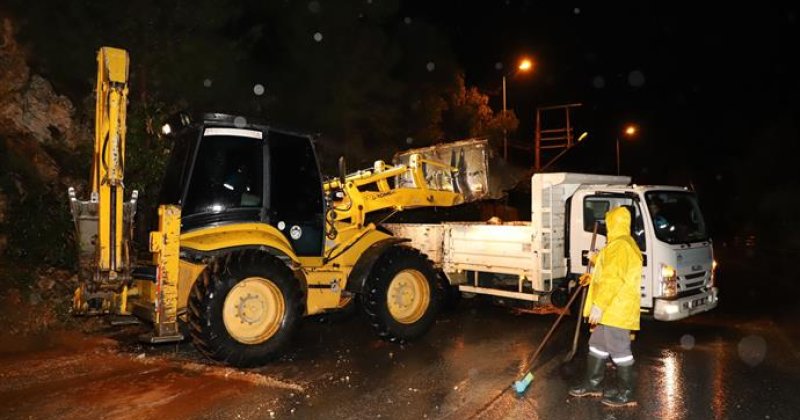 Alanya belediyesi 7/24 görev başında sel, su baskını, kapanan yollara ve vatandaşların taleplerine anında müdahale ediliyor