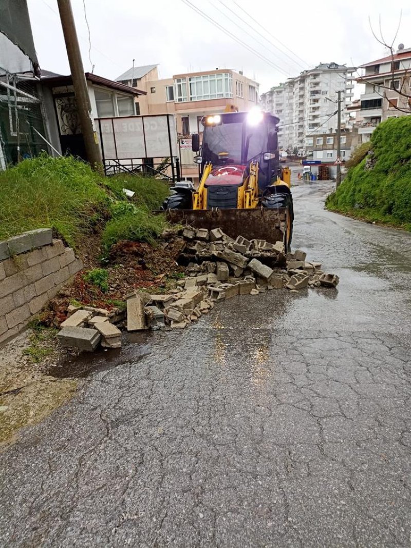 Alanya belediyesi 7/24 görev başında sel, su baskını, kapanan yollara ve vatandaşların taleplerine anında müdahale ediliyor