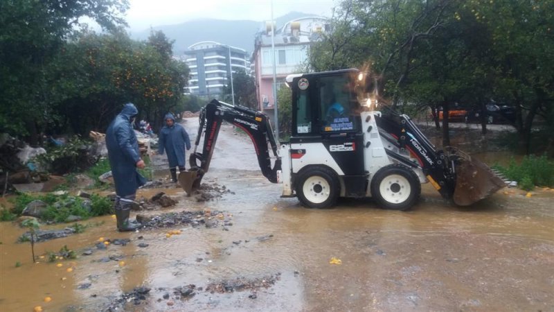 Alanya belediyesi 7/24 görev başında sel, su baskını, kapanan yollara ve vatandaşların taleplerine anında müdahale ediliyor