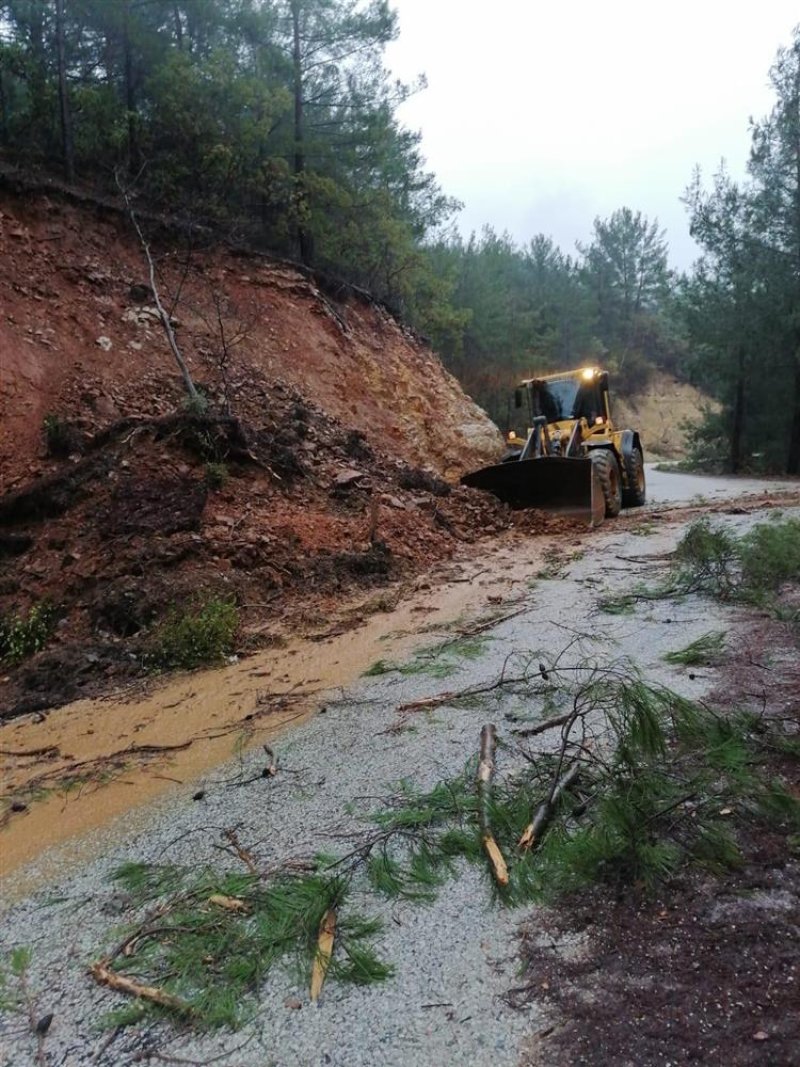 Alanya belediyesi 7/24 görev başında sel, su baskını, kapanan yollara ve vatandaşların taleplerine anında müdahale ediliyor