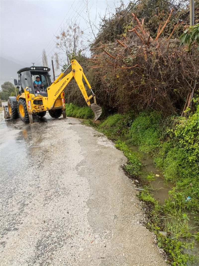 Alanya belediyesi 7/24 görev başında sel, su baskını, kapanan yollara ve vatandaşların taleplerine anında müdahale ediliyor