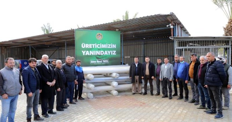 Alanya belediyesi fırtınadan zarar gören çiftçileri unutmadı üreticilere zarar gören seraları için naylon desteği verildi