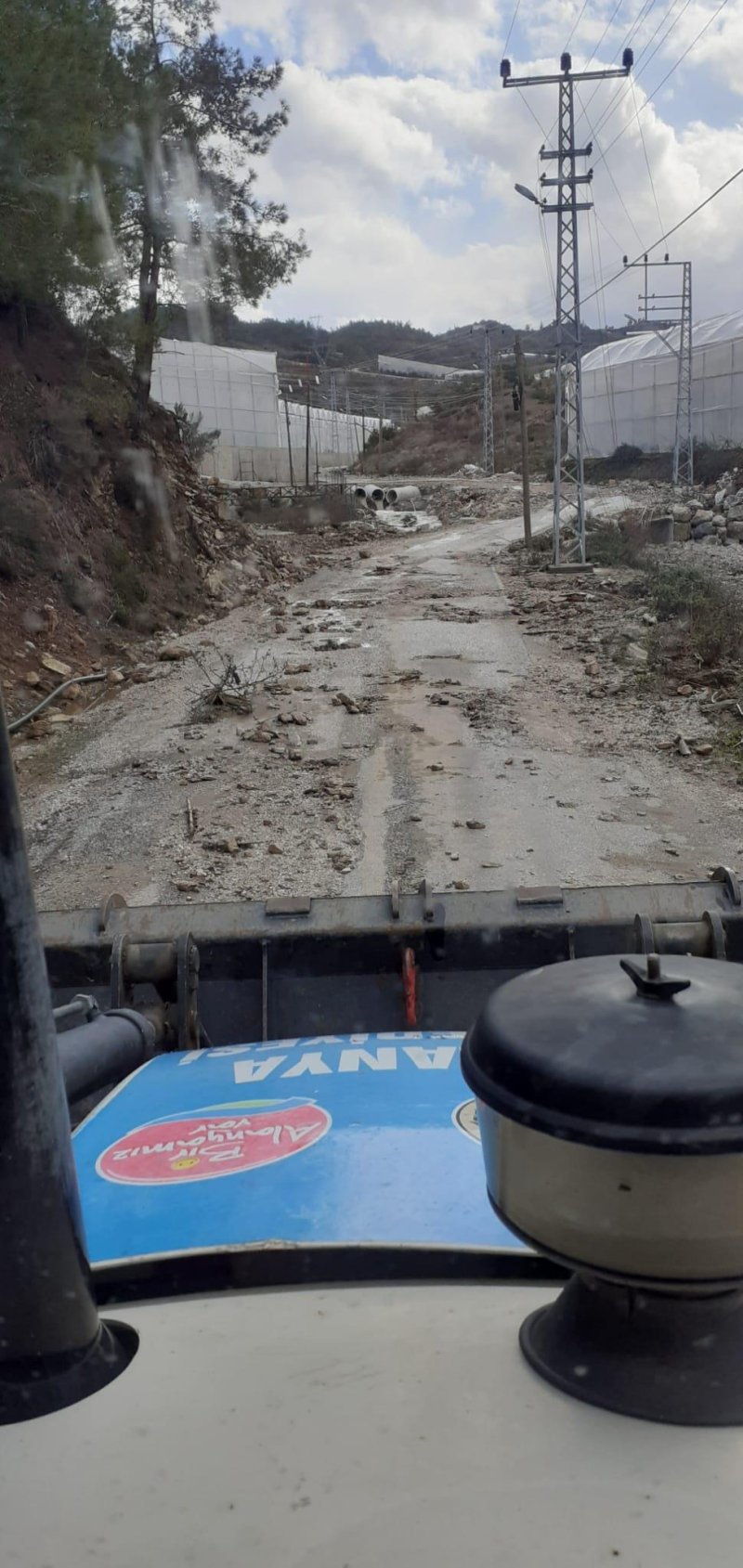 Alanya belediyesi günlük hayatı olumsuz etkileyen yağışların izlerini silmeye başladı