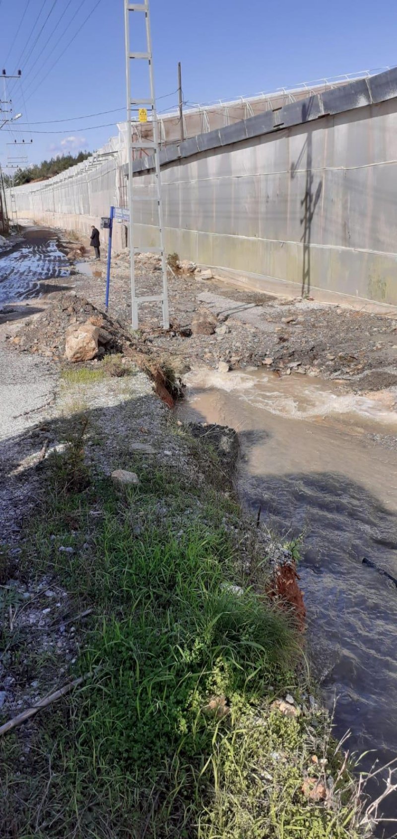 Alanya belediyesi günlük hayatı olumsuz etkileyen yağışların izlerini silmeye başladı