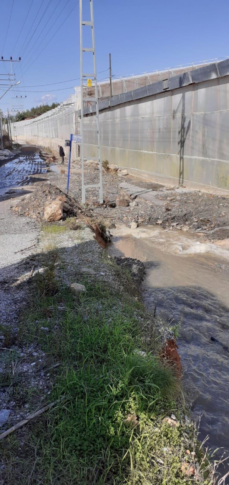 Alanya belediyesi günlük hayatı olumsuz etkileyen yağışların izlerini silmeye başladı