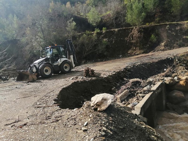 Alanya belediyesi günlük hayatı olumsuz etkileyen yağışların izlerini silmeye başladı