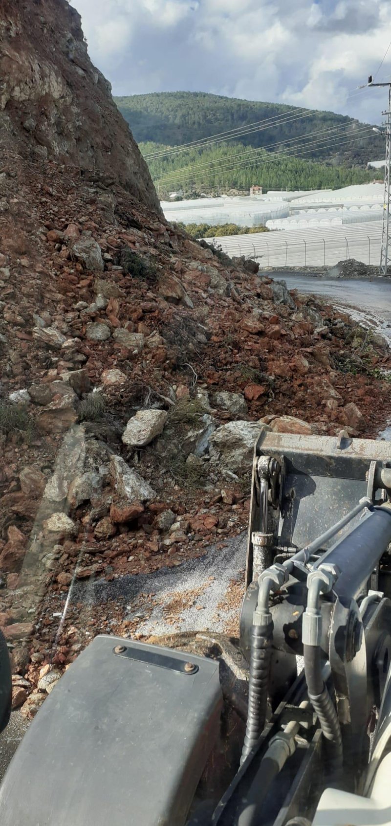 Alanya belediyesi günlük hayatı olumsuz etkileyen yağışların izlerini silmeye başladı