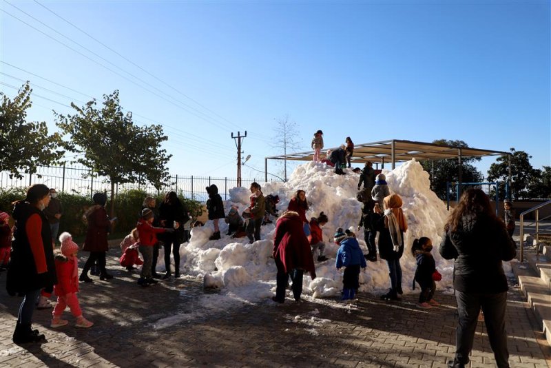 Alanya belediyesi’nden çocuklara kar sürprizi