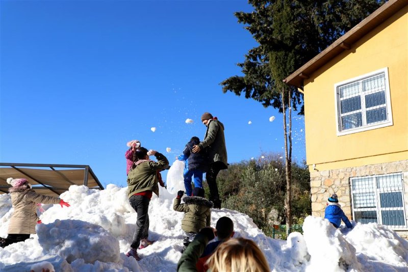 Alanya belediyesi’nden çocuklara kar sürprizi