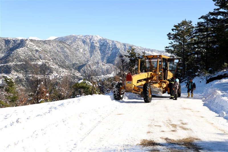 Alanya belediyesi’nden yaylalarda kar mesaisi kardan mahsur kalanlar kurtarılırken kapanan yollar açıldı