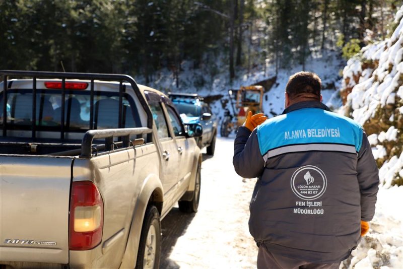 Alanya belediyesi’nden yaylalarda kar mesaisi kardan mahsur kalanlar kurtarılırken kapanan yollar açıldı