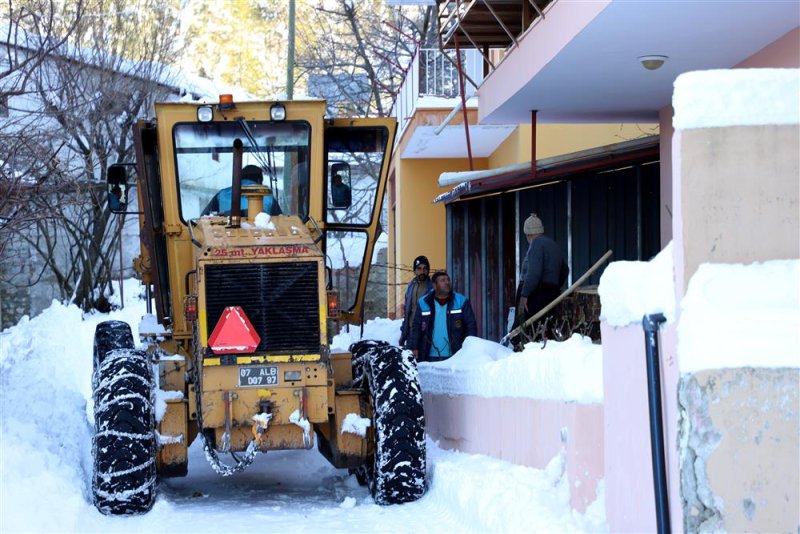 Alanya belediyesi’nden yaylalarda kar mesaisi kardan mahsur kalanlar kurtarılırken kapanan yollar açıldı