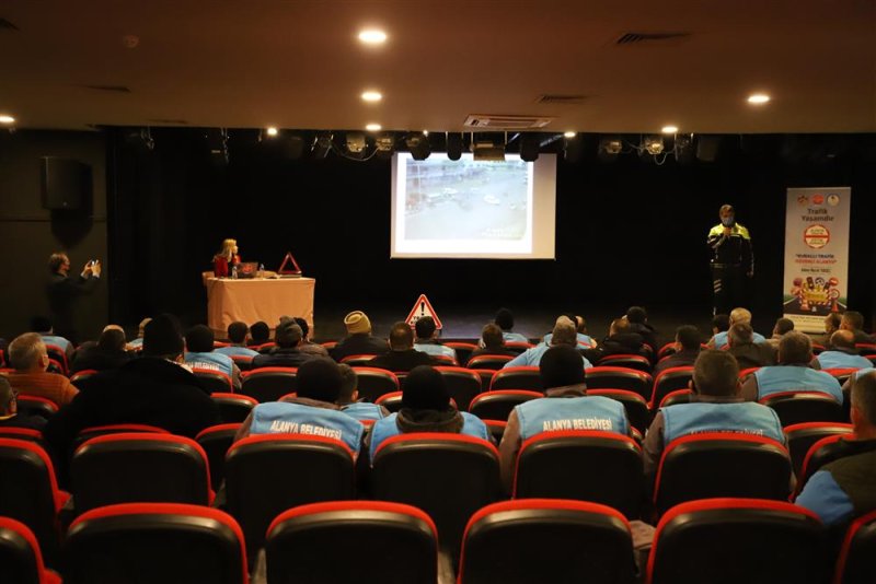 Alanya belediyesi şoförlerine trafik eğitimi verildi