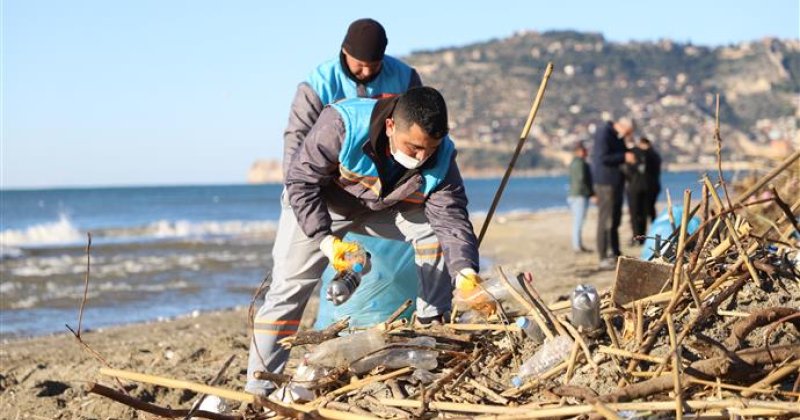 Alanya belediyesi yağışların ardından sahillerde temizliğe başladı