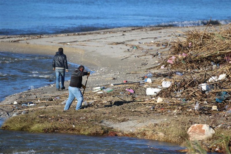 Alanya belediyesi yağışların ardından sahillerde temizliğe başladı