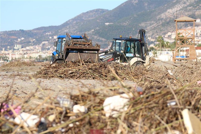 Alanya belediyesi yağışların ardından sahillerde temizliğe başladı