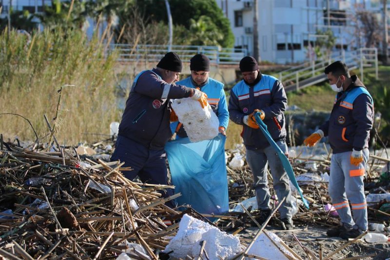 Alanya belediyesi yağışların ardından sahillerde temizliğe başladı