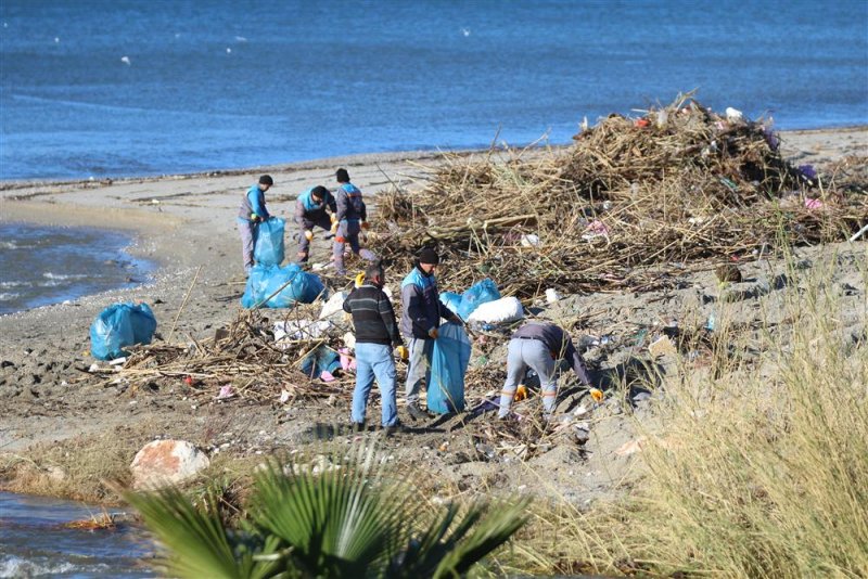 Alanya belediyesi yağışların ardından sahillerde temizliğe başladı