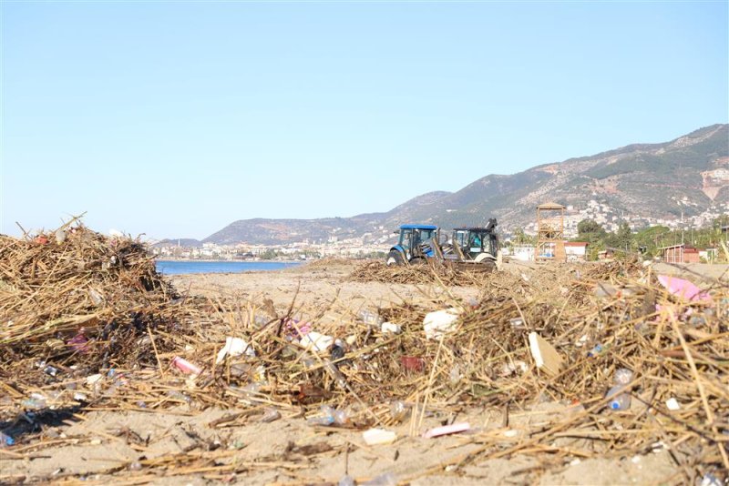 Alanya belediyesi yağışların ardından sahillerde temizliğe başladı