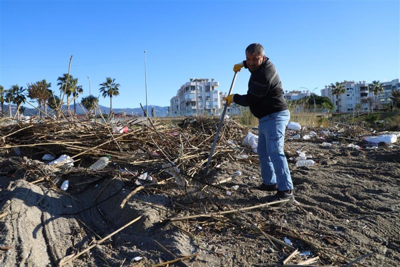 Alanya belediyesi yağışların ardından sahillerde temizliğe başladı
