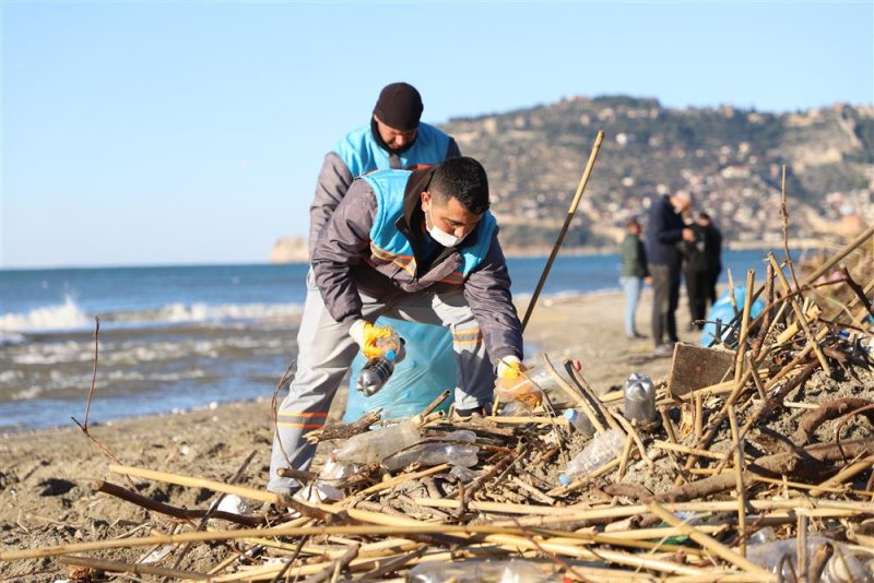 Alanya belediyesi yağışların ardından sahillerde temizliğe başladı