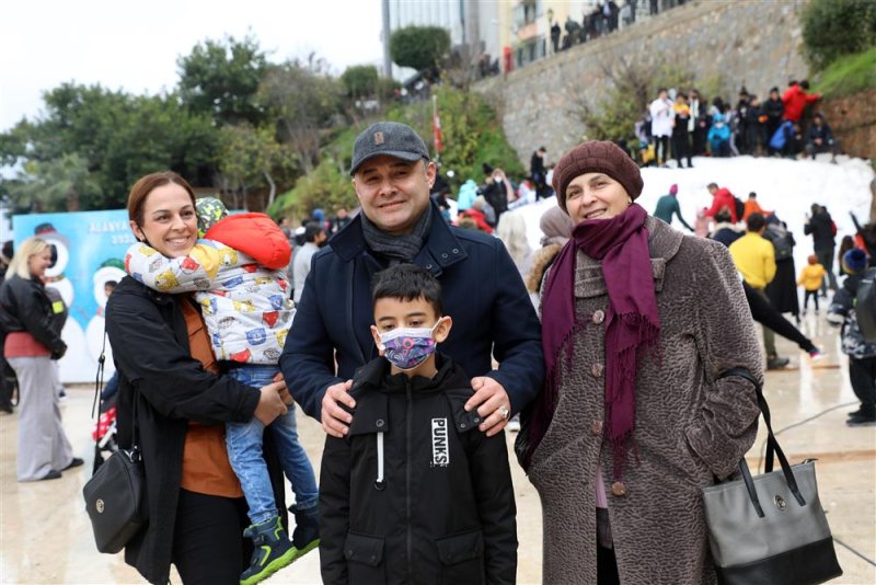 Başkan yücel’den çocuklara karne hediyesi 7’den 77’ye katılımcı torosların zirvesinden gelen 500 ton karla doyasıya eğlendi