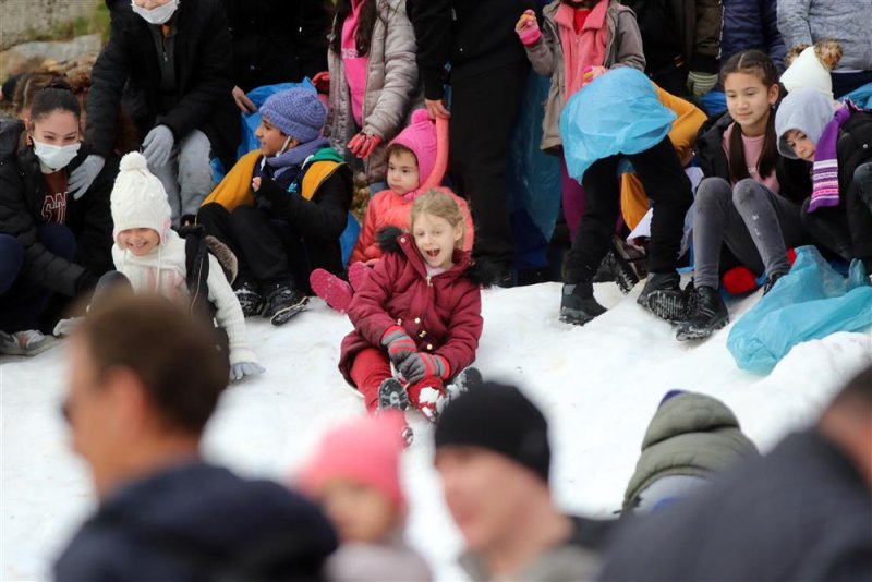 Başkan yücel’den çocuklara karne hediyesi 7’den 77’ye katılımcı torosların zirvesinden gelen 500 ton karla doyasıya eğlendi