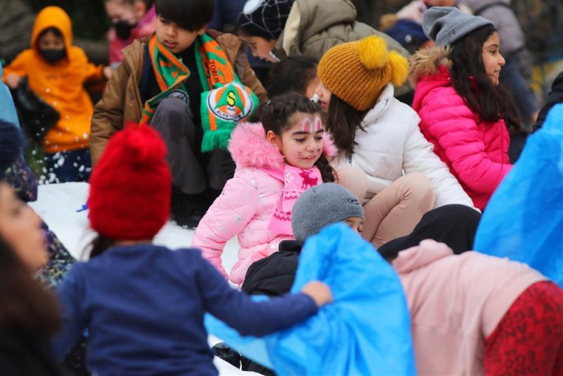 Başkan yücel’den çocuklara karne hediyesi 7’den 77’ye katılımcı torosların zirvesinden gelen 500 ton karla doyasıya eğlendi