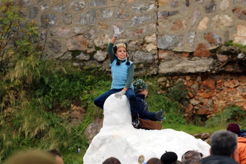 Başkan yücel’den çocuklara karne hediyesi 7’den 77’ye katılımcı torosların zirvesinden gelen 500 ton karla doyasıya eğlendi