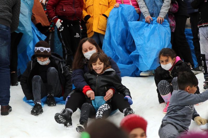 Başkan yücel’den çocuklara karne hediyesi 7’den 77’ye katılımcı torosların zirvesinden gelen 500 ton karla doyasıya eğlendi