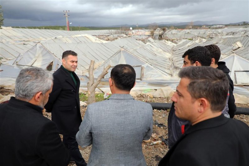 Başkan yücel fırtınada seraları zarar gören üreticiyi yalnız bırakmadı