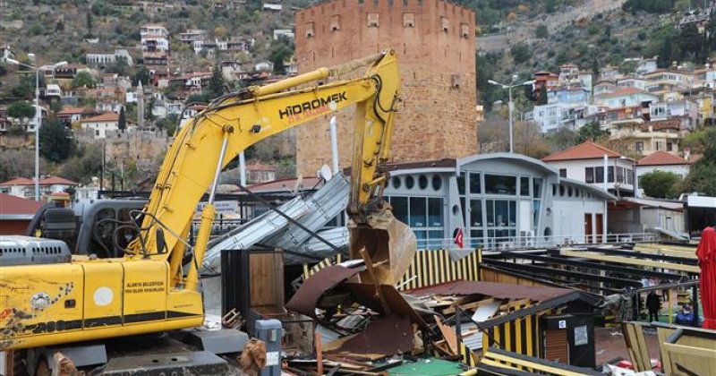 İskele’deki kaçak yapılar tek tek yıkıldı