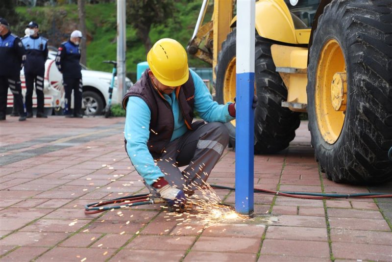 İskele’deki kaçak yapılar tek tek yıkıldı