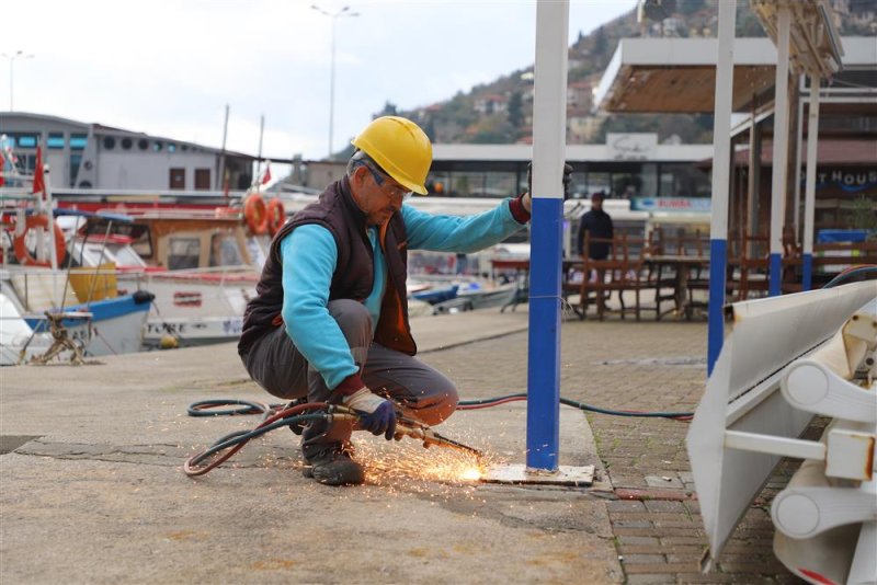 İskele’deki kaçak yapılar tek tek yıkıldı