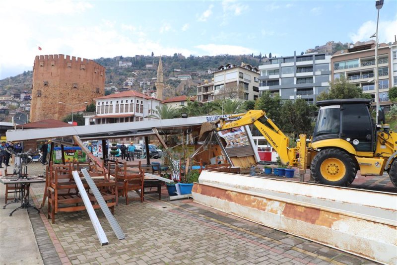 İskele’deki kaçak yapılar tek tek yıkıldı