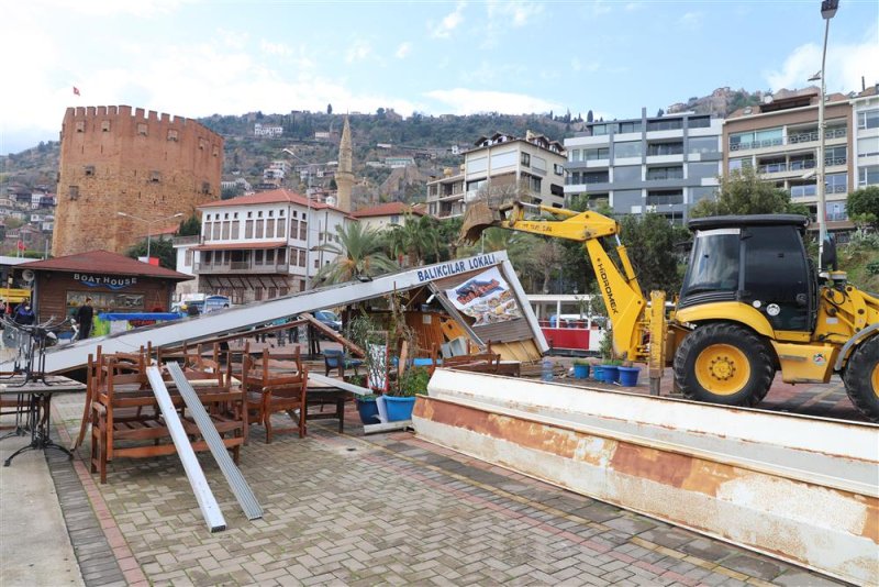 İskele’deki kaçak yapılar tek tek yıkıldı